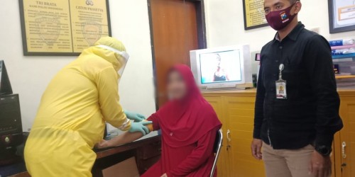 Salah satu tahanan titipan yang menjalani tes kesehatan di ruang Tahti Polresta Malang Kota (Ist)