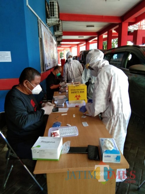 Suasana rapid test kedua yang dilakukan KONI Jatim kepada atlet puslatda di kantor KONI Kota Malang. (Hendra Saputra)