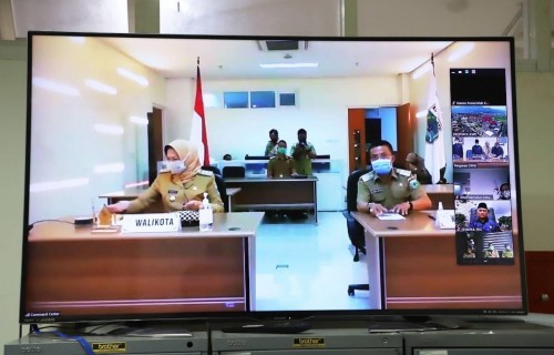 Wali Kota Batu Dewanti Rumpoko (kiri) bersama Wakil Wali Kota Batu Punjul Santoso saat teleconference di Balai Kota Among Tani. (Foto: istimewa)