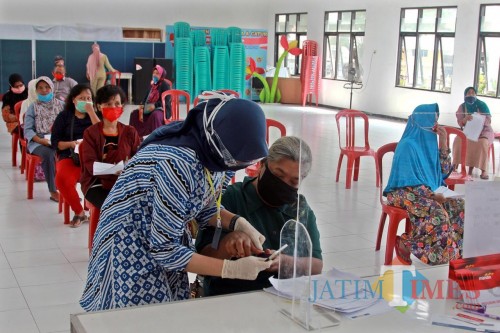 Warga Kota Kediri mengambil kartu sembako di kelurahan masing-masing.(ist)