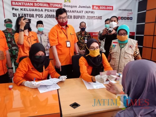 Bupati Jombang Pantau Penyaluran Bansos Tunai Kemensos Di Kantor Pos Jatim Times Bupati Jombang Pantau Penyaluran Bansos Tunai Kemensos Di Kantor Pos Jatim Times
