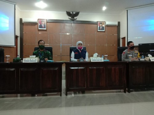 Dari kiri, Pangdam V Mayjend TNI Widodo Iryansah Gubernur Jatim Khofifah Indar parawansa, Kapolda Jatim, Irjen M Fadli Imran (Ist)