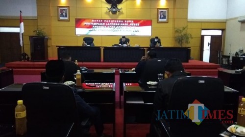 Rapat paripurna penyampaian laporan hasil reses masa persidangan II tahun 2020 digelar DPRD Kota Blitar.(Foto : Aunur Rofiq/BlitarTIMES)