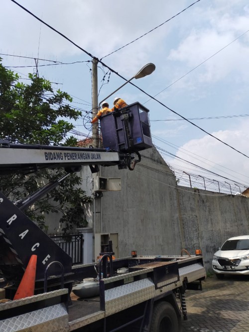 Tim PJU DPUPRPKP Kota Malang yang tengah memperbaiki lampu PJU yang rusak (Ist)