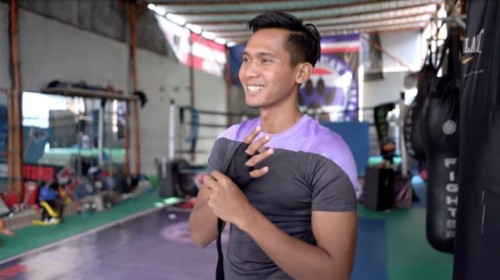 Hendro Siswanto saat memasang pelindung tangan (screenshot YouTube Keluarga12)