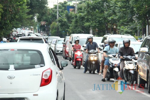 Lalu lalang kendaraan di salah satu kawasan jalan di Kota Malang sebelum masa pandemi Covid-19. (Arifina Cahyanti Firdausi/MalangTIMES).