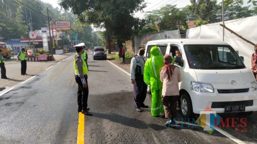 Petugas memeriksa pemudik yang masuk wilayah Kabupaten Blitar (Foto: Aunur Rofiq/ BlitarTIMES)