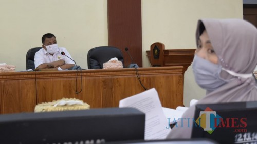 Rapat pembahasan Ranperda pendirian PT. BPR Jwalita (Perseroda) di gedung DPRD Trenggalek