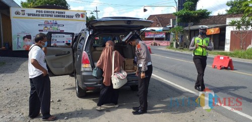 Travel asal Tulungagung tertangkap basah bawa penumpang mudik.(Foto : Aunur Rofiq/BlitarTIMES)