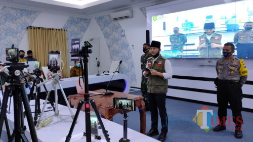 Bupati Trenggalek gelar pers rilis menggunakan video conference di Gedung Smart Center