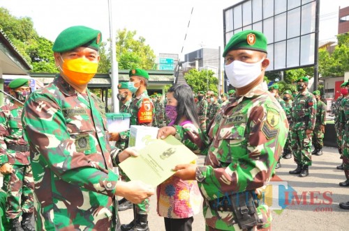 Dandim 0808/Blitar Letkol Inf Kris Bianto menyerahkan bingkisan lebaran kepada anggota.(Foto : Malik Naharul/BlitarTIMES)