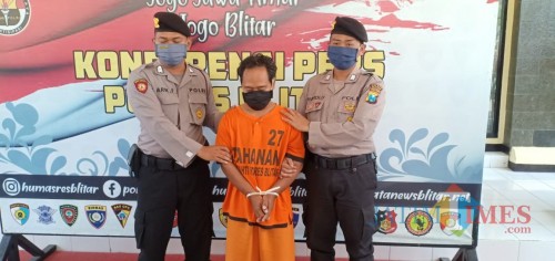 Pelaku P diamankan Satreskrim Polres Blitar setelah mencabuli muridnya sendiri.(Foto : Aunur Rofiq/BlitarTIMES)