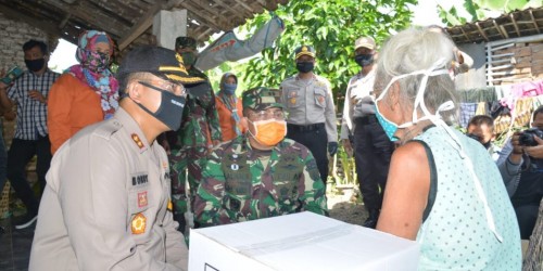 Polres Madiun Kota Bagikan Bantuan Sosial Kepada Masyarakat Terdampak Covid19. (Foto:Istimewa)
