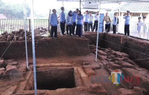 Wali Kota Batu Dewanti Rumpoko saat meninjau penemuan situs Pendem sebelum pandemi Covid-19 di Desa Pendem, Kecamatan Junrejo. (Foto: istimewa)