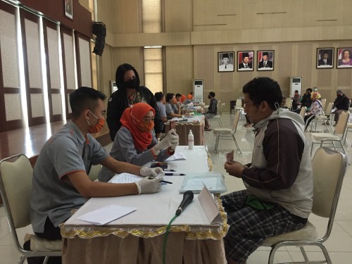 Salah satu penerima bantuan di Balai Kota Among Tani. (Foto: Irsya Richa/MalangTIMES))