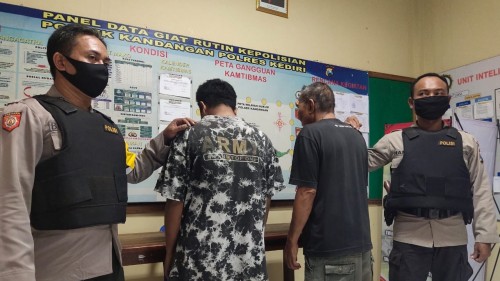 Kedua pelaku ketika diamankan di Mapolsek Kandangan. (Foto: Ist)