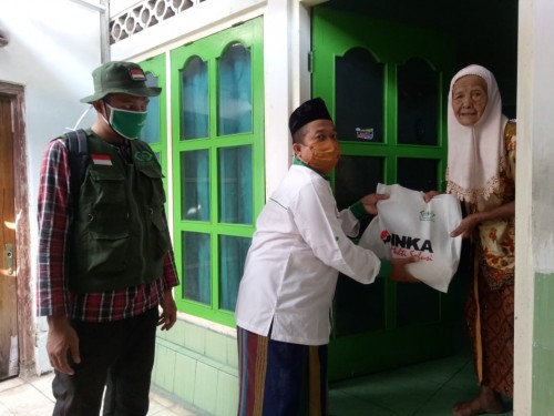 Pembagian sembako dari IMS oleh tim LazizNU Kota Madiun