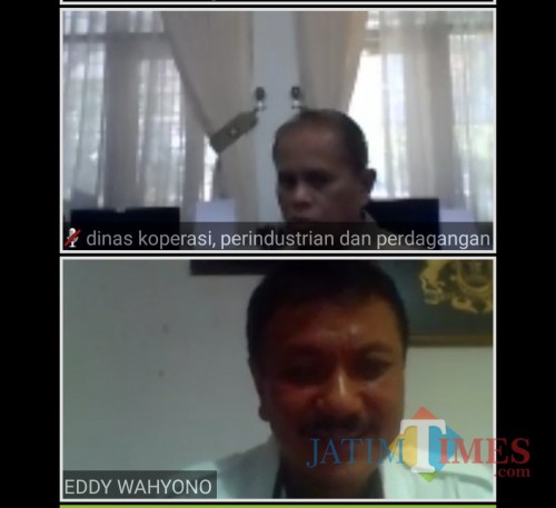 Suasana diskusi Kepala Diskopindag Kota Malang Wahyu Setianto dan Ketua Kadin Kota Malang Eddy Wahyono. (screenshot Webinar #3)