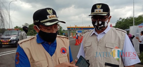 Wali Kota Malang Sutiaji (kiri) didampingi Wakil Wali Kota Malang Sofyan Edi Jarwoko (kanan) saat menunjukkan portal siBansos (Istimewa).