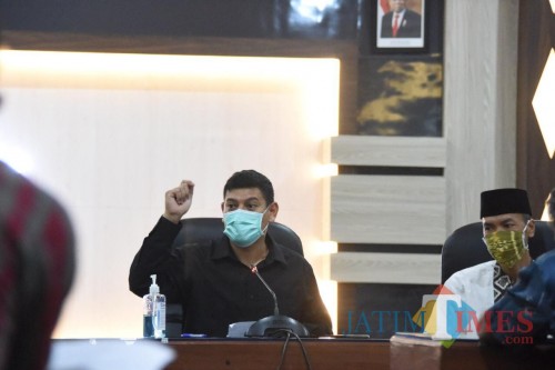 Walikota Kediri Abdullah Abu Bakar saat mengumpulkan Kepala Kelurahan.(ist)