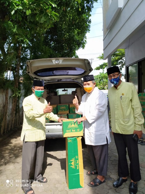 Penyerahan bantuan disinfektan dan APD dari DMI kepada DPD LDII Banyuwangi. (Nurhadi/Banyuwangi TIMES)