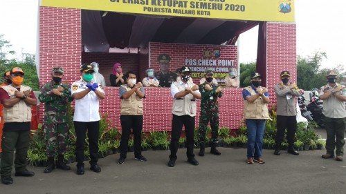 Wali Kota Malang Sutiaji didampingi Wakil Wali Kota Malang Sofyan Edi Jarwoko beserta unsur forkopimda saat meninjau check point exit tol Mapan di Madyopuro. (Pipit Anggraeni/MalangTIMES).