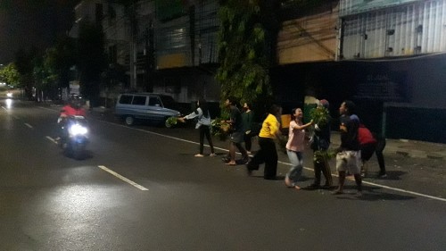 Karang Taruna RW.02 Kampung Tangguh Covid-19 sedang membagikan sayuran secara gratis kepada pengendara yang melintas, Sabtu (16/5/2020). (Foto: Tubagus Achmad/ MalangTIMES)