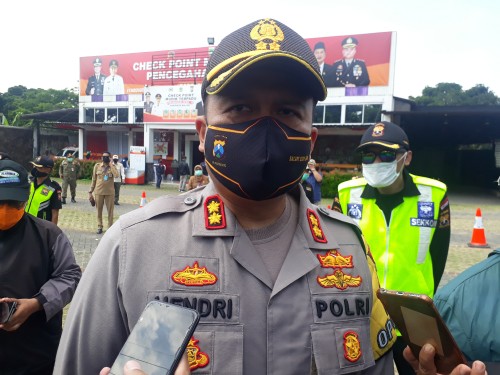 Kapolres Malang AKBP Hendri Umar saat dikonfirmasi oleh awak media terkait jumlah pelanggar di Pos Check Point Bakpau Telo Lawang saat penerapan PSBB hari pertama, Minggu (17/5/2020). (Foto: Tubagus Achmad/MalangTimes)