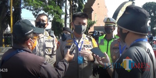 Karo OPS Polda Jatim, Kombes Pol Muhammad Firman saat meninjau Pos Check Point Batas Kota Adi Putro (Amin/MalangTIMES)