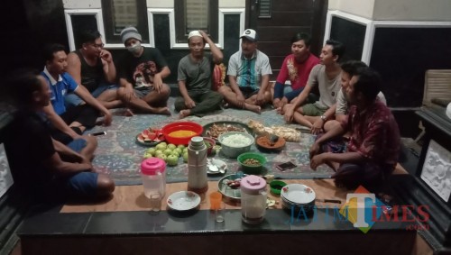 Ki Amuk Rogo Bersama Warga Kaliploso Kecamatan Cluring Menggelar Doa Tolak Balak (Nurhadi/ JatimTIMES)