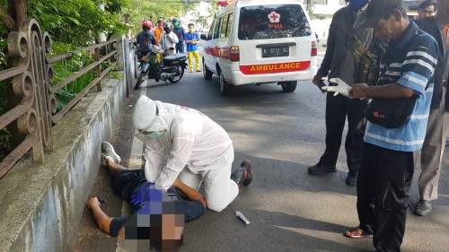 Korban yang tergeletak di pinggiran Jalan Terusan Kawi tengah dievakuasi oleh tim medis (Ist)
