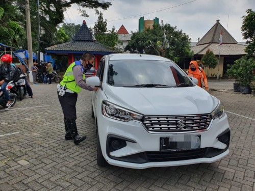 Petugas check point batas kota di Bale Arjosari saat memeriksa kendaraan dari luar Malang. (Ist))