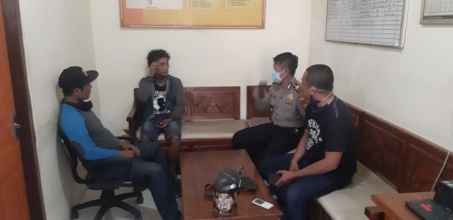 (Tengah mengenakan jaket) pelaku perkosaan saat diamankan oleh petugas Polsek Mojowarno. (Istimewa)