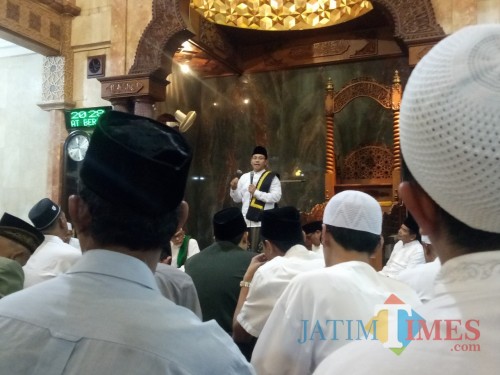Wali Kota Malamg Sutiaji (berdiri) dalam agenda Safari Ramadan 2019 (dokumentasi MalangTIMES).