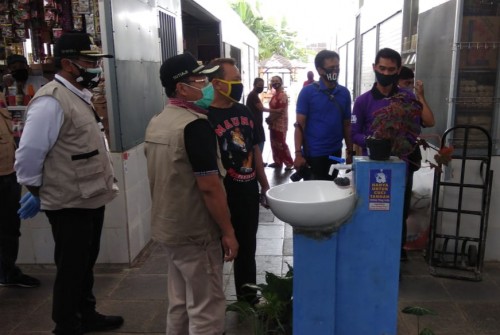 Wali Kota Malang Sutiaji (memakai masker hijau) saat melakukan pemantauan di Pasar Sukun, Kota Malang, Minggu (17/5). (Foto: Istimewa).