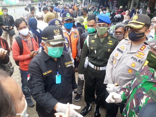 Bupati Malang HM. Sanusi bersama Kapolres Malang, Dandim 0818, sedang meninjau kesiapan Pasar Singosari untuk penerapan buka tutup kios ganjil genap selama PSBB Malang Raya berlangsung, Minggu (17/5/2020). (Foto: Tubagus Achmad/MalangTimes)