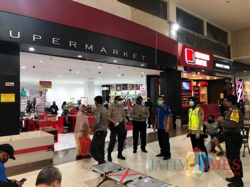 Anggota Polsek Kaliwates saat berjaga di Mall untuk mengantisipasi berjubelnya pengunjung (foto : istimewa / Jatim TIMES)