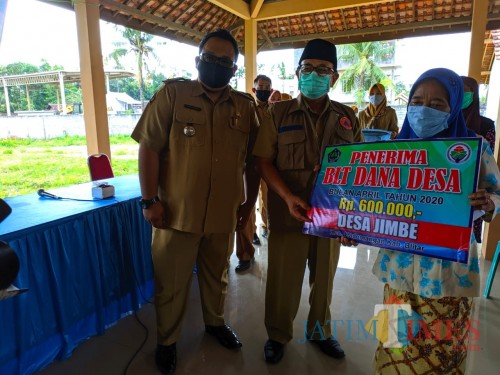 Bupati Blitar Rijanto menyerahkan BLT-DD di Desa Jimbe.(Foto : Aunur Rofiq/BlitarTIMES)