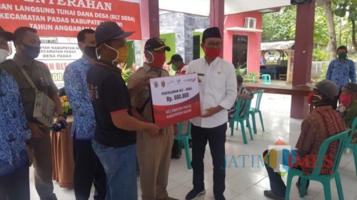 Bupati Ngawi IR H. Sulistyono hadir dalam penyaluran BLT di Kecamatan Padas, Ngawi, Senin (18/05/2020)