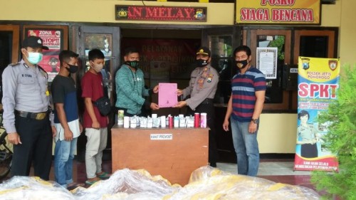 Efendi saat menyerahkan balon udara di Polsek Jetis serta barang lainnya. (Foto:Istimewa)