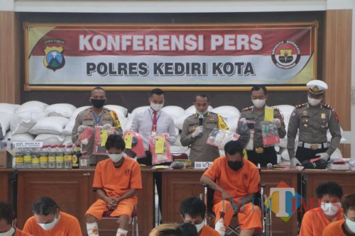 Kapolresta Kediri AKBP Miko Indrayana saat menggelar press release. (eko arif s/jatimtimes)