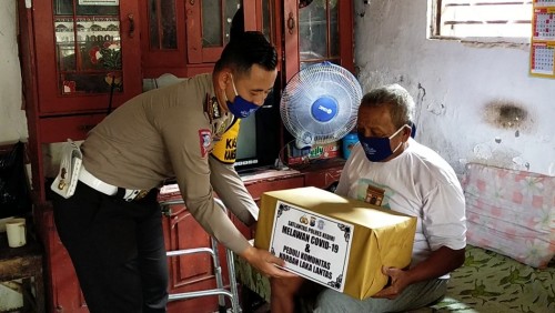 Kasat Lantas Polres Kediri AKP Hendrix K Wardhana S.I.K, memberikan bantuan sosial salah satu korban laka lantas yang mengalami cacat fisik. (Foto: Ist)