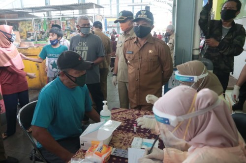 Pedagang di pasar rakyat Kota Malang saat menjalani rapid test, Senin (18/5). (Foto: Humas Pemkot Malang).