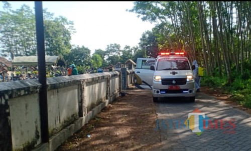 Pemakaman jenazah mahasiswa berstatus PDP asal Kecamatan Udanawu dilakukan petugas memakai APD lengkap.