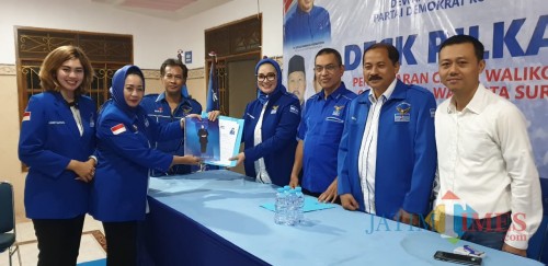 Siti Anggraeni Hapsari ketika menyerahkan formulir pendaftaran ke Demokrat Surabaya