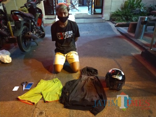 Tersangka HYS (17) saat diamankan di Mapolres Malang, Sabtu (16/5/2020) malam. (Foto: Humas Polres Malang for MalangTimes)