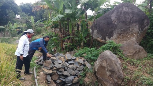 Tim Bidang Kebudayaan Dinas Pariwisata Kota Batu saat berada di lokasi Punden Watu Gede, Dusun Jeding, Desa Junrejo, Kecamatan Junrejo. (Foto: istimewa)