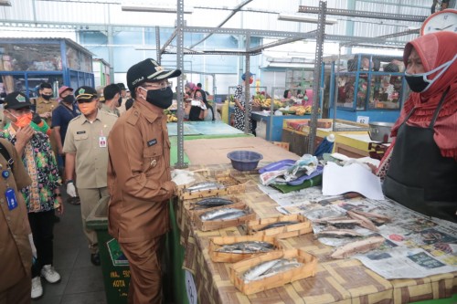 Wali Kota Malang Sutiaji saat melakukan pemantauan pelaksanaan ganjil genap di Pasar Bunul Kota Malang, Senin (18/5). (Foto Humas Pemkot Malang)