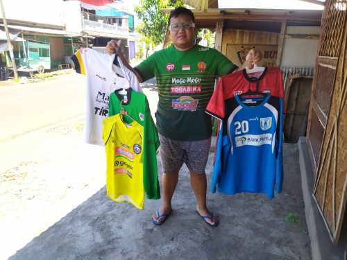 Humas Dokjreng FC, Dani Kristian saat membawa jersey pemain yang dilelang (Dani Kristian)