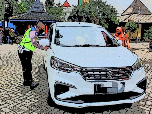 Ilustrasi saat petugas menghentikan travel gelap di pos check point (Ist)